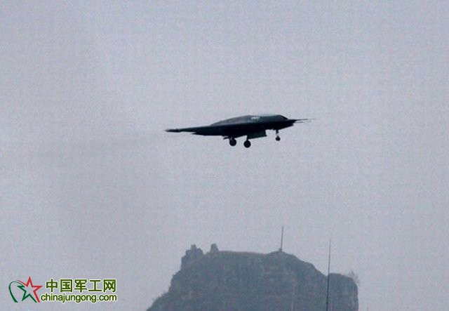 中國&ldquo;利劍&rdquo;隱身無人攻擊機成功首飛