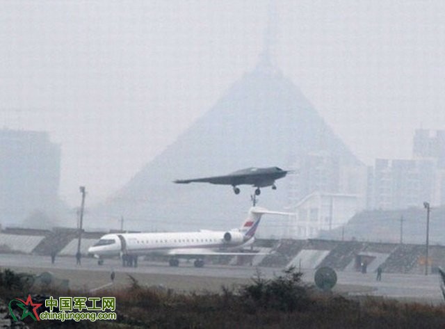 中國&ldquo;利劍&rdquo;隱身無人攻擊機成功首飛