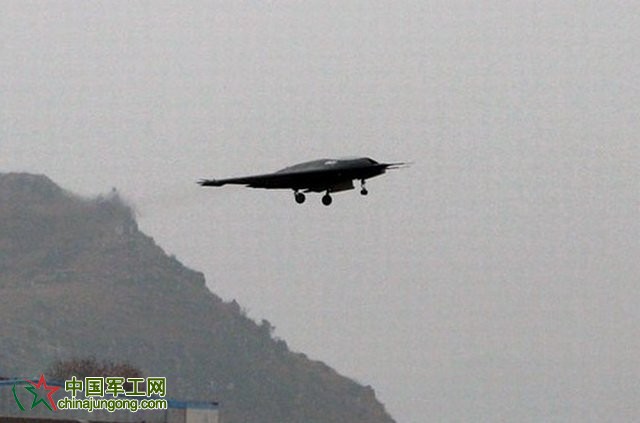 中國&ldquo;利劍&rdquo;隱身無人攻擊機成功首飛