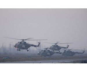 新疆軍區某旅組織直升機群大規模飛行訓練