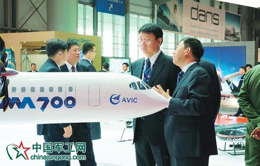 航空工業副總經理陳元先參觀展臺。